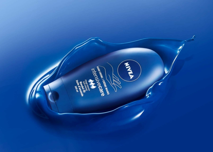Nivea creme in blauem Farbsplash