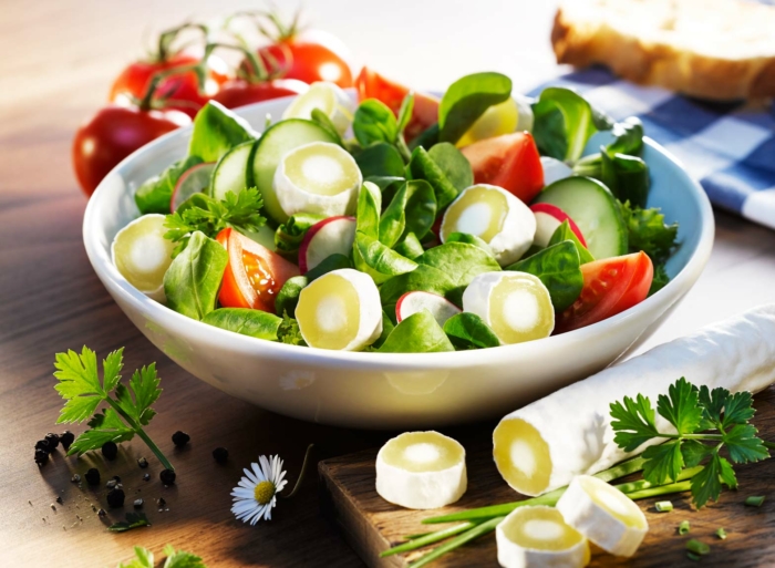 Salat mit Käse in Schüssel auf einem Tisch